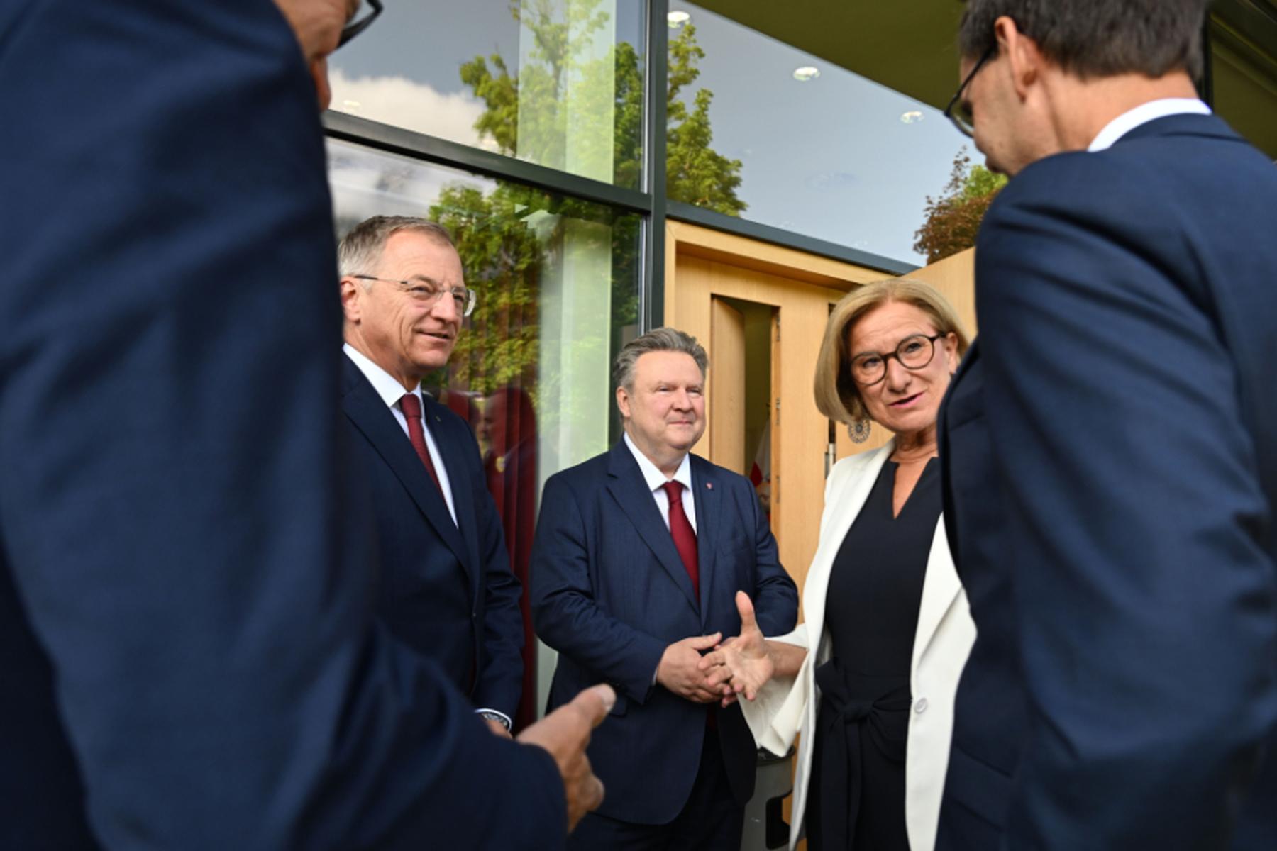 Wien/Österreich: Nur in Oberösterreich steigen bisher Politikergehälter