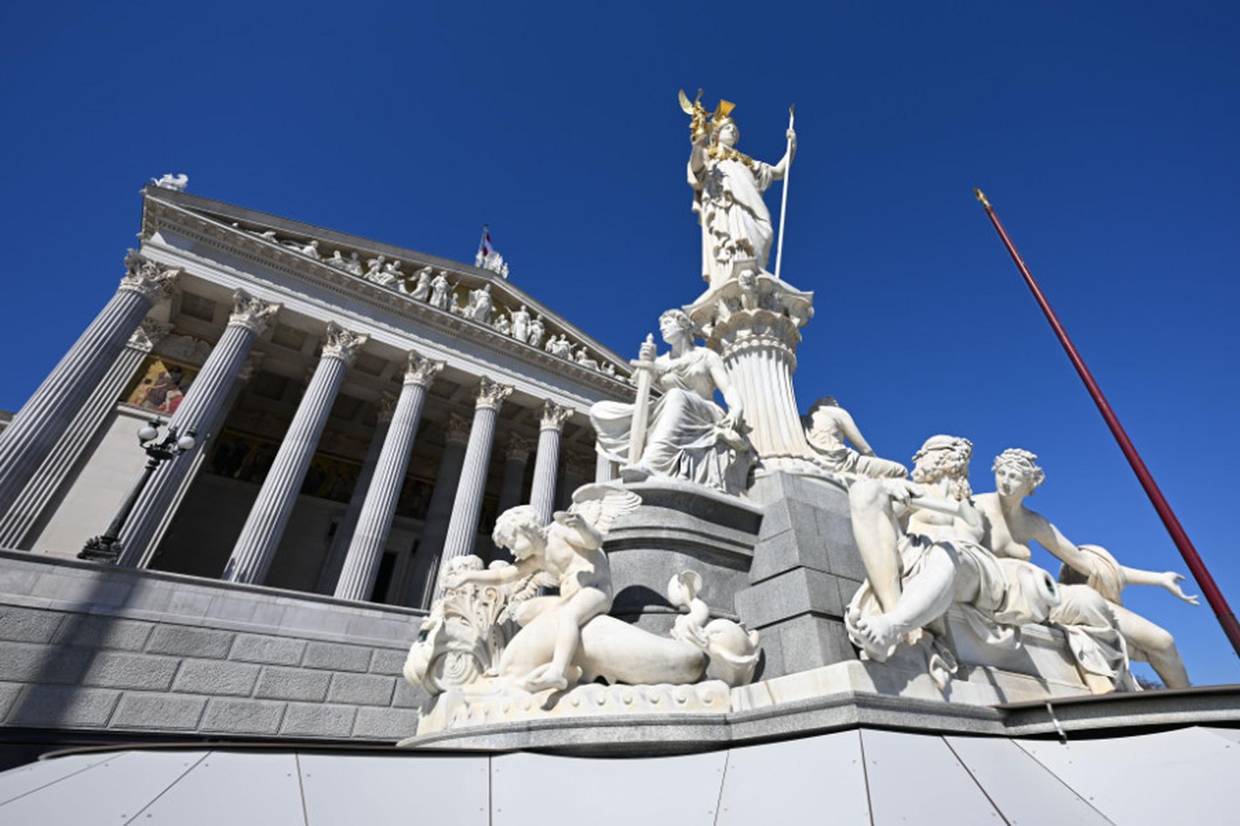 Wien: Parlament hält an Moderatorin für Holocaust-Gedenken fest