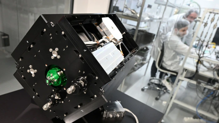 Der Satellit aus österreichischer Produktion startet Anfang 2027 ins All | Der Satellit aus österreichischer Produktion startet Anfang 2027 ins All