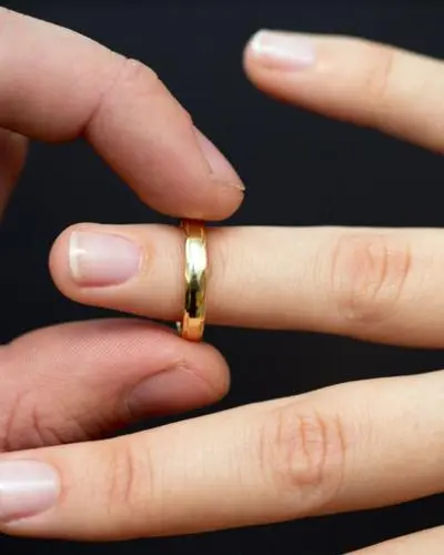 Ehering wird auf Finger gesteckt | Geheiratet werden soll künftig ausnahmslos ab 18 Jahren