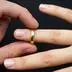 Ehering wird auf Finger gesteckt | Geheiratet werden soll künftig ausnahmslos ab 18 Jahren