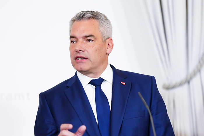Bundeskanzler Karl Nehammer (ÖVP) wird mit seiner Familie ein paar Tage ans Meer fahren, „um Kraft zu tanken für den bevorstehenden Wahlkampf“. Den Großteil des Sommers ist er aber in Österreich unterwegs. „Ich werde alle Bundesländer besuchen, Bürgermeisterinnen und Bürgermeister treffen und mit den Menschen ins Gespräch kommen.“ Vizekanzler Werner Kogler von den Grünen nützt wiederum ein paar freie Tage, um beim Zugfahren durch Italien und Frankreich Kraft zu tanken.