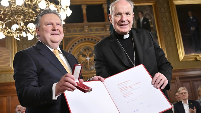 Die Urkunde wurde bei einem Festakt im Rathaus überreicht | Die Urkunde wurde bei einem Festakt im Rathaus überreicht