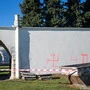 An Außenmauern des jüdischen Teils des Zentralfriedhofs wurden Hakenkreuze gesprayt