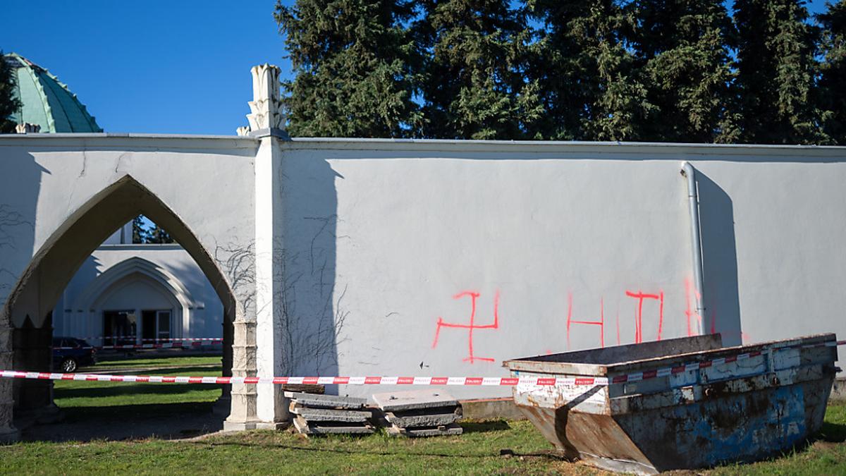 An Außenmauern des jüdischen Teils des Zentralfriedhofs wurden Hakenkreuze gesprayt