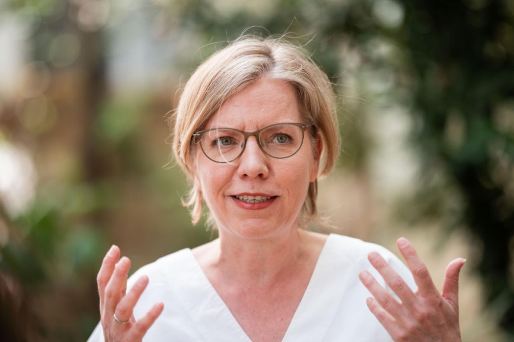 Wien: Gewessler will bei Pensionen und Beamten nicht kürzen