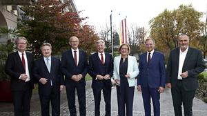 Länderchefs fordern mehr Geld und schnellere Verfahren | Christopher Drexler, Michael Ludwig, Anton Mattle, Peter Kaiser, Johanna Mikl-Leitner, Thomas Stelzer und Hans Peter Doskozil trafen sich in Warmbad Villach