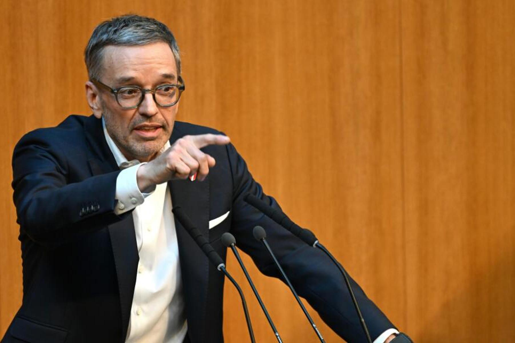 Wien/St. Lambrecht: FPÖ stellt Regierung "heißen politischen Herbst" in Aussicht