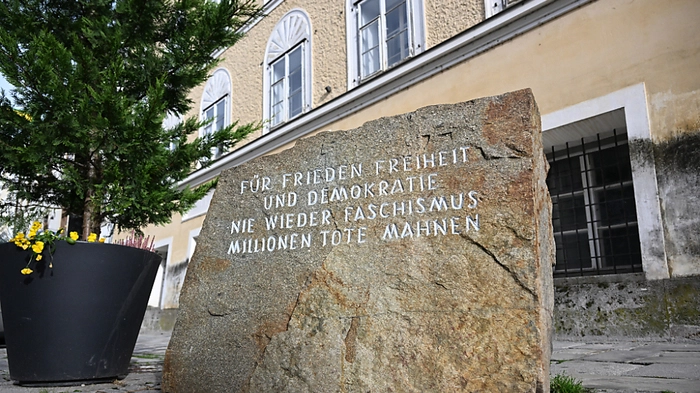 Vor dem Hitler-Geburtshaus kommt es immer wieder zu Vorfällen | Vor dem Hitler-Geburtshaus kommt es immer wieder zu Vorfällen