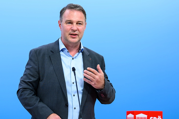Andreas Babler: Dringend einen Wahlerfolg würde der Traiskirchner Bürgermeister Andreas Babler brauchen. Die großen Erwartungen, die der linke Hoffnungsträger in der SPÖ bei seiner Kür zum Parteichef vor einem Jahr bei den Genossen weckte, haben sich bisher nicht erfüllt, weshalb der Druck enorm ist. Nicht hilfreich sind dabei die nicht verstummenden Querschüsse von parteiinternen Kritikern.

Der 51-jährige einstige SJ-Bundessekretär, der gern seine Herkunft aus dem Arbeiter-Milieu betont, hat es als Außenseiter im Dreikampf um die Parteiführung vergangenes Jahr geschafft, vor allem die Parteilinke zu begeistern. Diese Aufbruchstimmung bemüht sich der leutselige Niederösterreicher seitdem im Land zu verbreiten. Der leidenschaftliche Schnell-Redner setzt betont auf Sachpolitik und stellte nacheinander die mit Experten erarbeiteten Konzepte für seine „Reformkanzlerschaft“ vor. Dabei fehlt dem weiter als Bürgermeister amtierenden Bundesrat die Bühne des Nationalrats. Zudem gibt es offenbar auch in Teilen der Partei Zweifel an seinem betont linken Kurs.