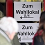 Zettel mit der Aufschrift „Zum Wahllokal“