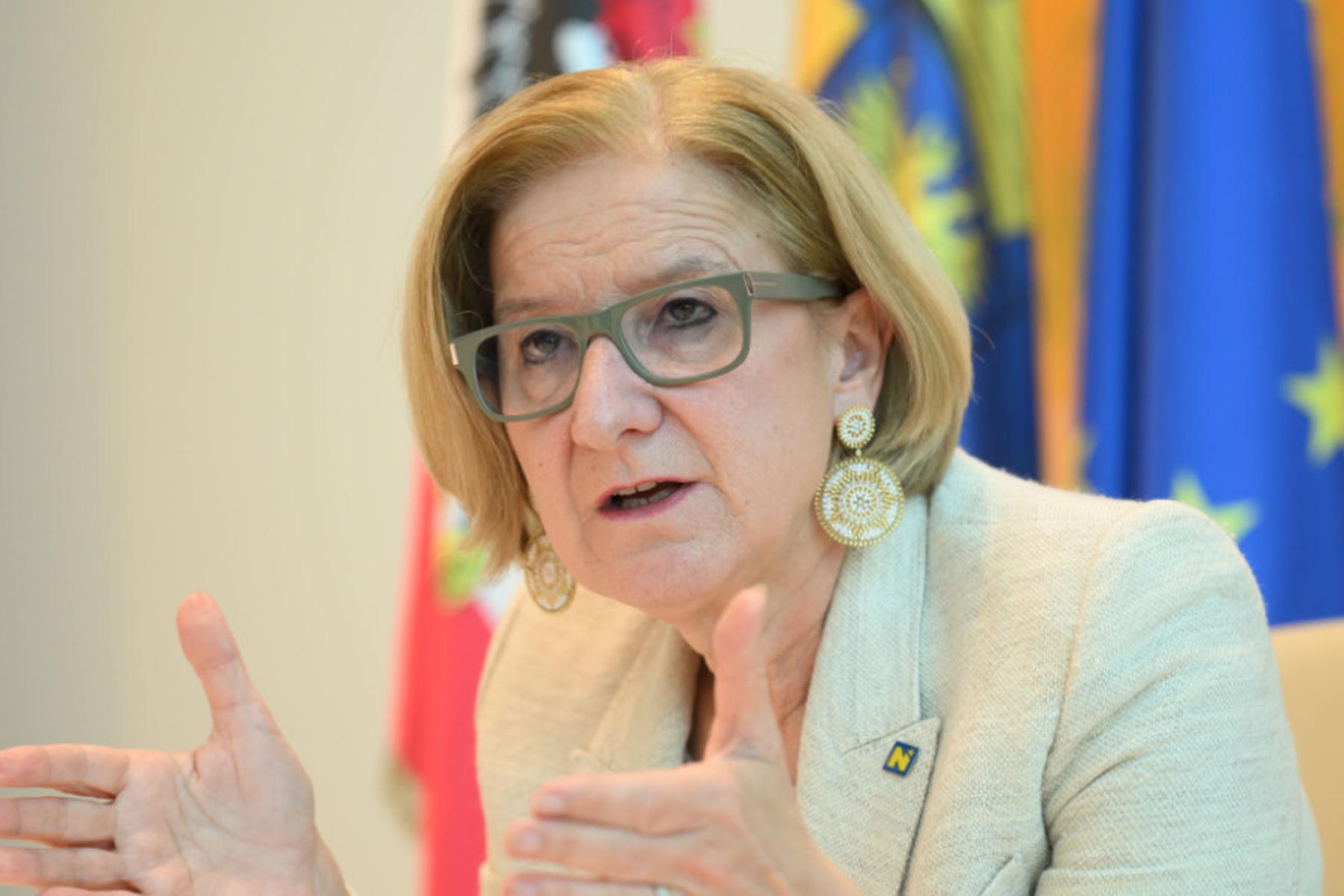 St. Pölten: Mikl-Leitner: "Wir müssen den Gürtel enger schnallen"