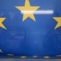 Die EU-Flagge in einem Wahllokal | Am Sonntag wählte Österreich seine EU-Abgeordneten neu