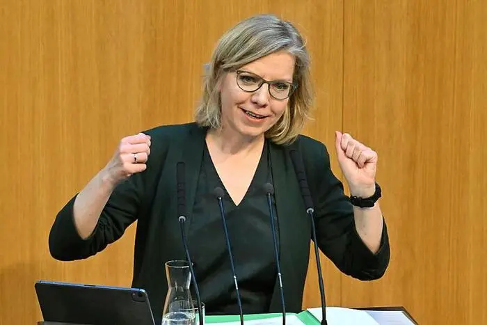 Klimaschutzministerin Leonore Gewessler verbringt diesen Sommer gemeinsam mit ihrer Familie „erholsame Tage in Kärnten“. Auf dem Programm stehen Zeit in Natur und zum Lesen sowie Entspannung am See. 

Ihre Gegenspielerin im Renaturierungsstreit, Verfassungsministerin Karoline Edtstadler (ÖVP), reist wiederum mit ihrem Hund Struppi nach Kroatien und Frankreich, wie sie bekannt gab.