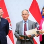 Das Trio der Subventionskürzer | Das Trio der Subventionskürzer: Finanzminister Marterbauer (M.) mit den Staatssekretären Schellhorn und Eibinger-Miedl (r.)