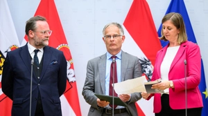 Das Trio der Subventionskürzer | Das Trio der Subventionskürzer: Finanzminister Marterbauer (M.) mit den Staatssekretären Schellhorn und Eibinger-Miedl (r.)