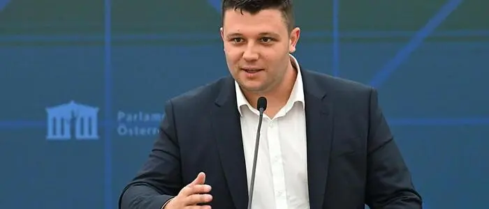 Alexis Pascuttini spricht in ein Mikrofon