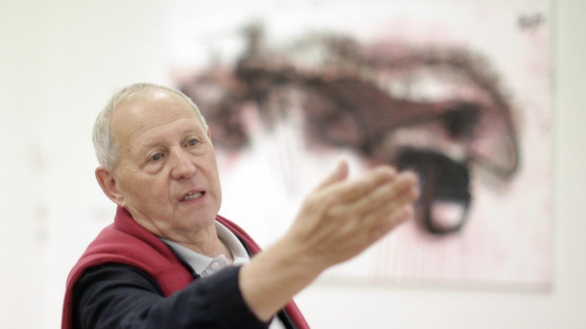 Jürgen Messensee vor einem seiner Kunstwerke im Jahr 2013