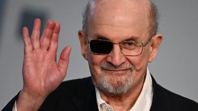 Salman Rushdie wurde bei einem Attentat am 12. August 2022 im Bundesstaat New York lebensgefährlich verletzt