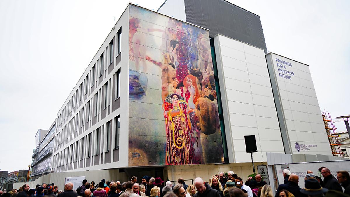 Das Klimt-Gemälde „Die Medizin“ ist auf der Fassade eines Gebäudes der Medizinischen Universität Wien zu sehen.