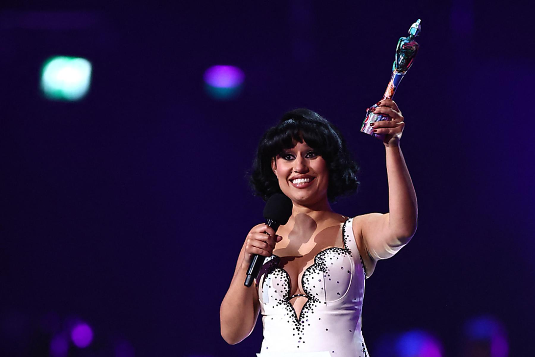 London: Raye räumt bei Brit Awards ab