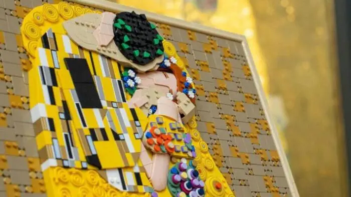 "Der Kuss" von Lego vor "Der Kuss" von Gustav Klimt | "Der Kuss" von Lego vor "Der Kuss" von Gustav Klimt