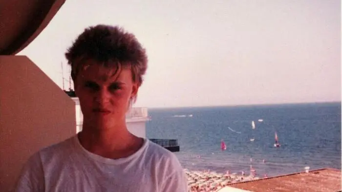 Der künftige Autor Wimmer stilbewusst in den 80ern am Meer | Der künftige Autor Wimmer stilbewusst in den 80ern am Meer