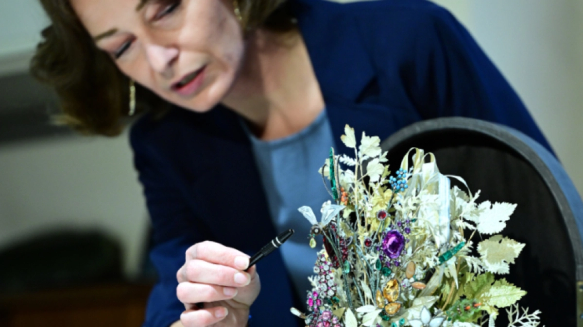 Kuratorin Victoria Kohn und ein Forschungsteam analysierten den ikonischen Edelsteinstrauß | Kuratorin Victoria Kohn und ein Forschungsteam analysierten den ikonischen Edelsteinstrauß