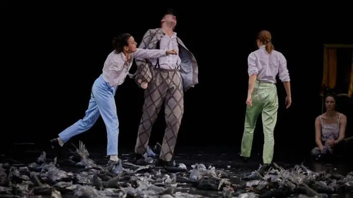 Antonio Latella verlangt dem Ensemble vollen Körpereinsatz ab | Antonio Latella verlangt dem Ensemble vollen Körpereinsatz ab