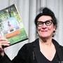 Elisabeth Schweeger mit dem Programmbuch | Elisabeth Schweeger mit dem Programmbuch