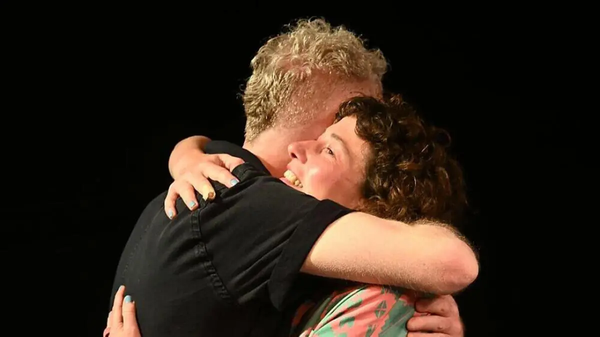 Glückliche Übergabe: Gernot Plass und Sara Ostertag | Glückliche Übergabe: Gernot Plass und Sara Ostertag