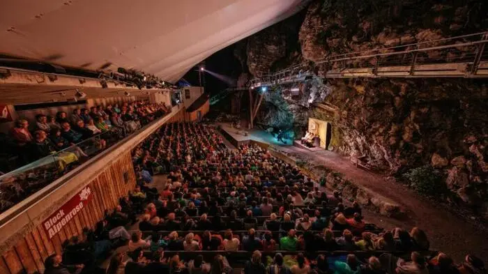 Imposant: Die "Geierwally"-Freilichtbühne in Elbigenalp | Imposant: Die "Geierwally"-Freilichtbühne in Elbigenalp