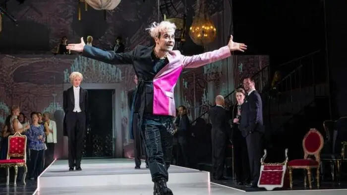 Aaron Röll als poppiger Amadeus in Salzburg | Aaron Röll als poppiger Amadeus in Salzburg