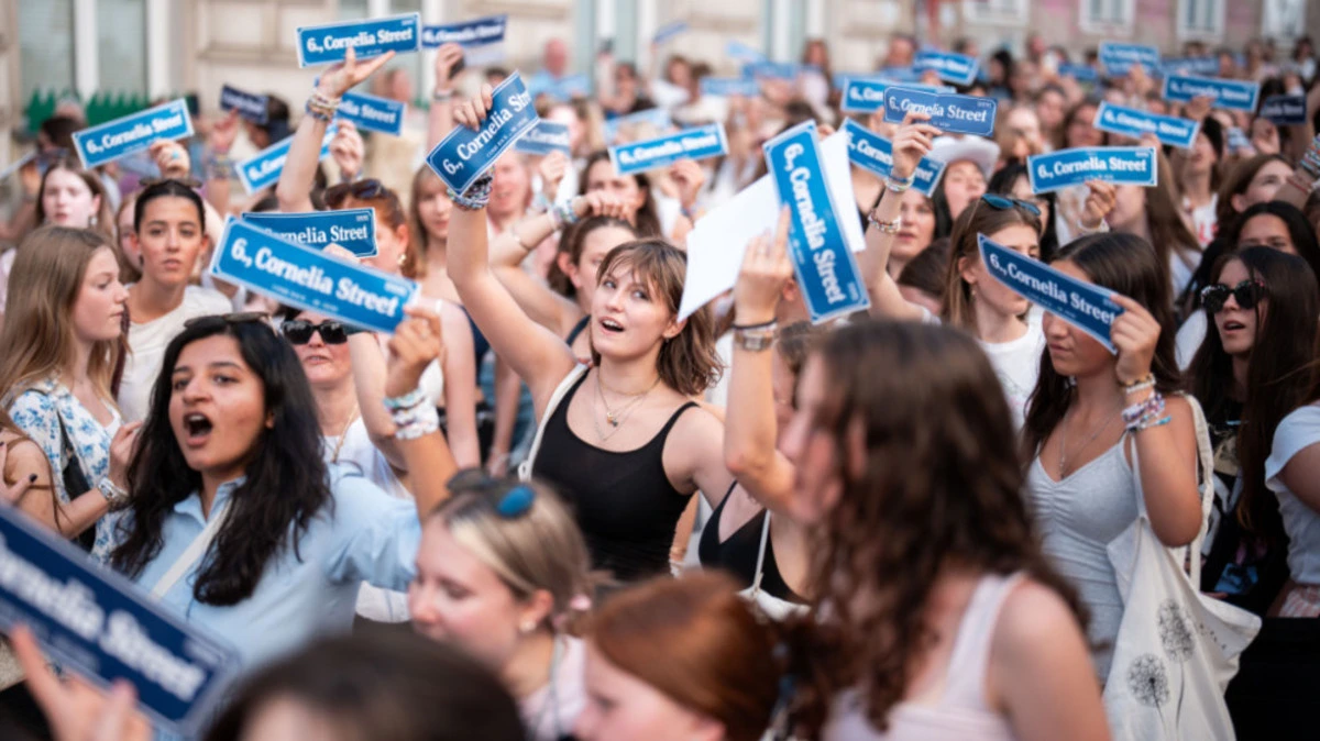 Swifties mit "Cornelia Street"-Schildern in der Wiener Corneliusgasse | Swifties mit "Cornelia Street"-Schildern in der Wiener Corneliusgasse