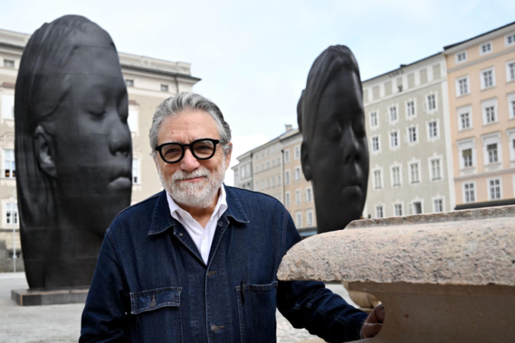 Salzburg: Fünf monumentale Frauenköpfe am Salzburger Residenzplatz