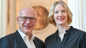 Chefdirigentin Joana Mallwitz mit Berlins Bürgermeister Kai Wegner | Chefdirigentin Joana Mallwitz mit Berlins Bürgermeister Kai Wegner
