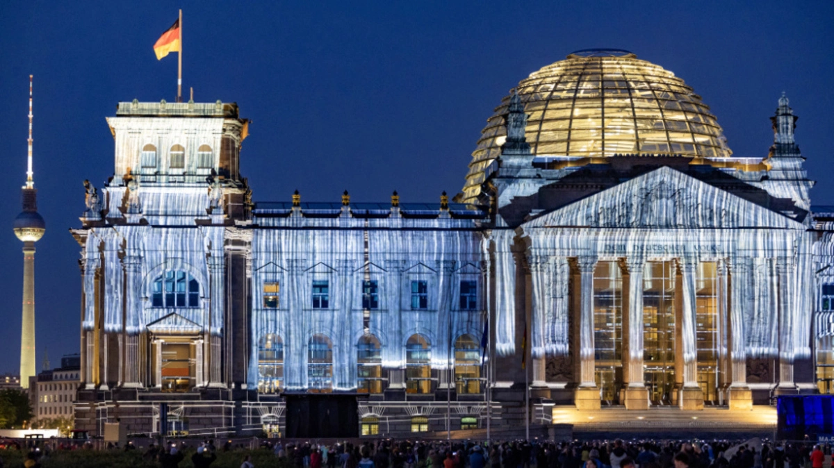 Der Reichstag im vermeintlich verhüllten Gewand | Der Reichstag im vermeintlich verhüllten Gewand