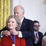Hillary Clinton erhält die Freiheitsmedaille von Joe Biden | Hillary Clinton erhält die Freiheitsmedaille von Joe Biden