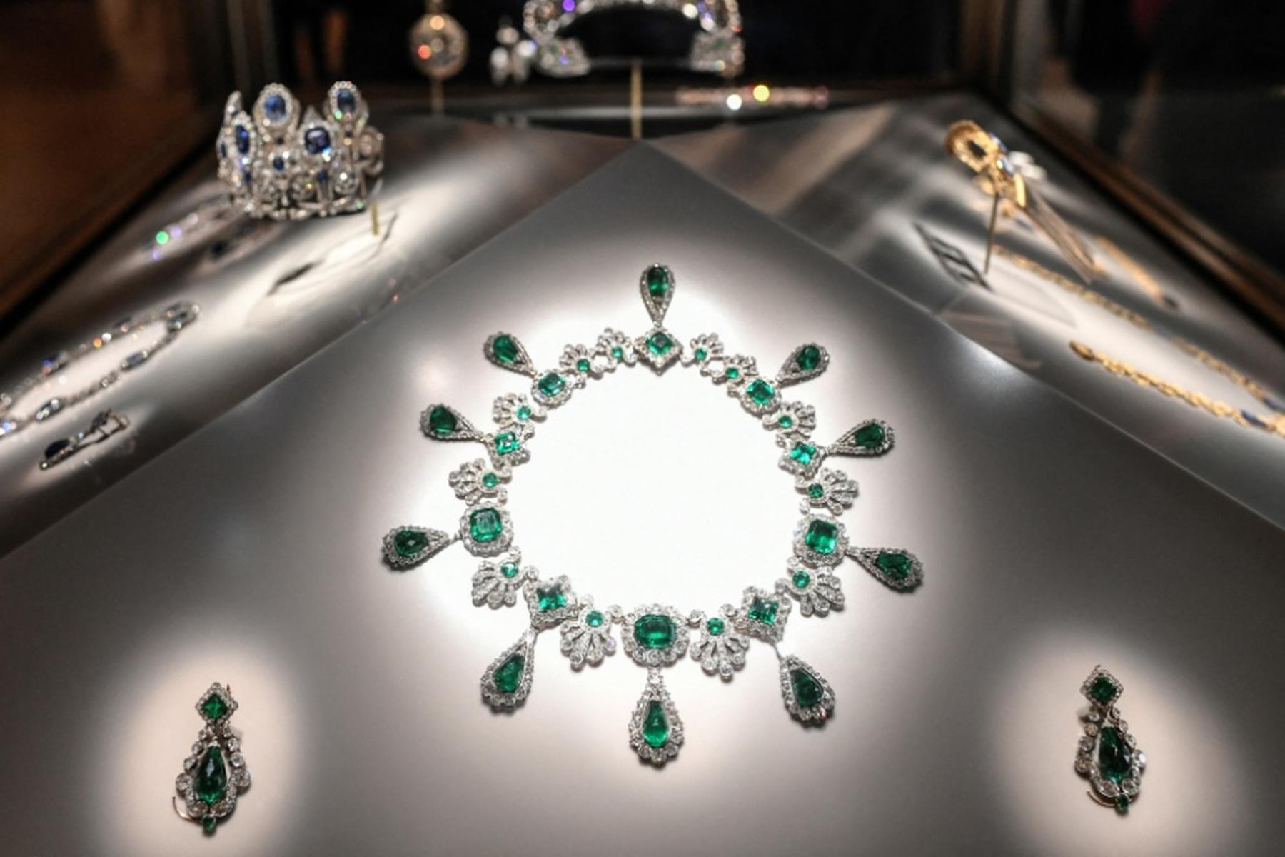 Paris/Wiesbaden: Interpol fahndet nach gestohlenen Louvre-Juwelen