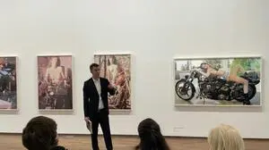 Kurator Walter Moser vor den "Girlfriends" von Richard Prince | Kurator Walter Moser vor den "Girlfriends" von Richard Prince