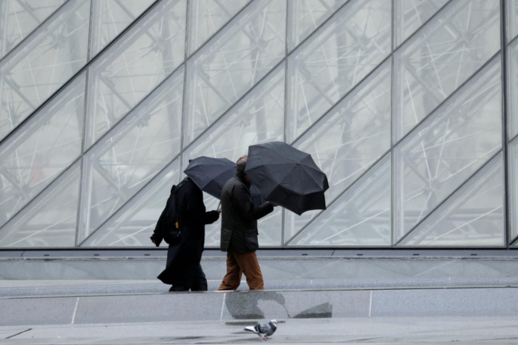 Paris: Louvre-Einbrecher scheiterten zunächst an Vitrine