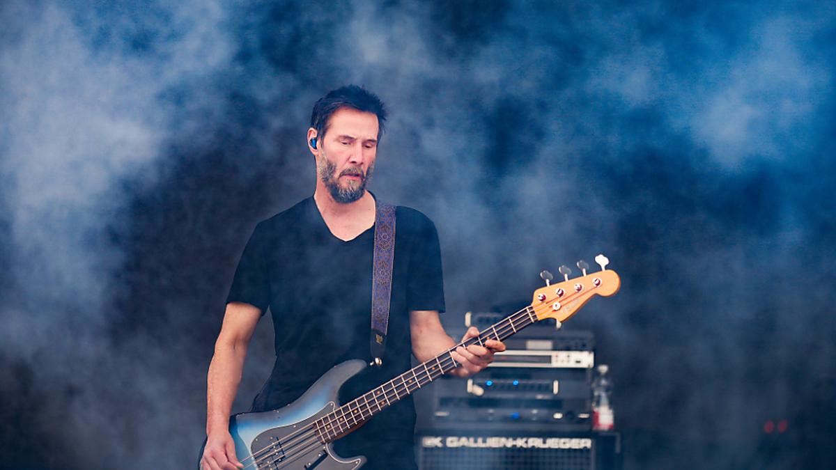 Schauspieler Keanu Reeves gab beim Nova Rock den Musiker | Schauspieler Keanu Reeves gab beim Nova Rock den Musiker