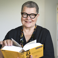 Chefredakteurin Kathrin Kunkel-Razum mit druckfrischer Dudenausgabe