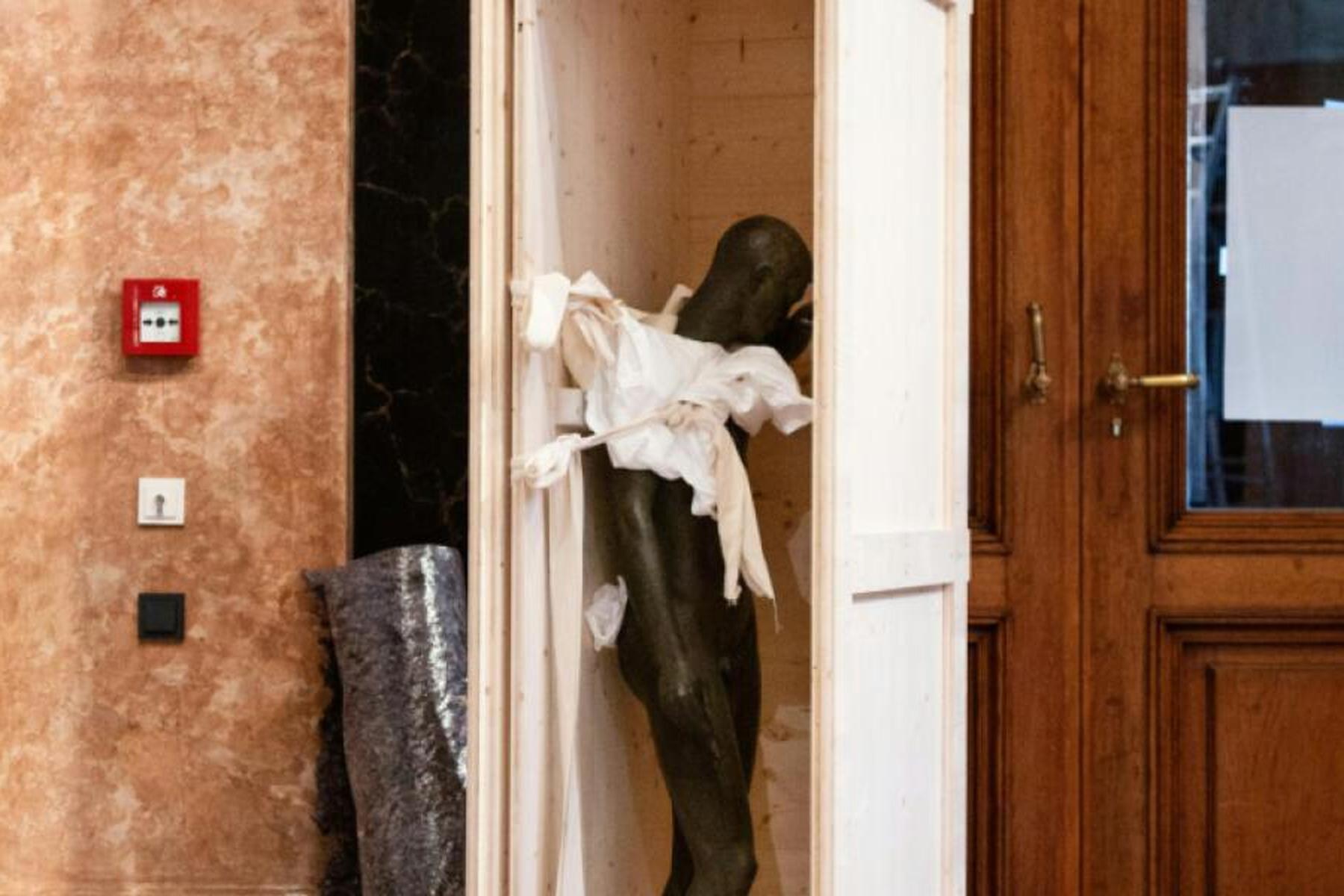 Wien: Umstrittenes "Heldendenkmal" an der Kunstakademie entfernt