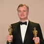 Christopher Nolan mit einem Teil der "Oppenheimer"-Oscars | Christopher Nolan mit einem Teil der "Oppenheimer"-Oscars