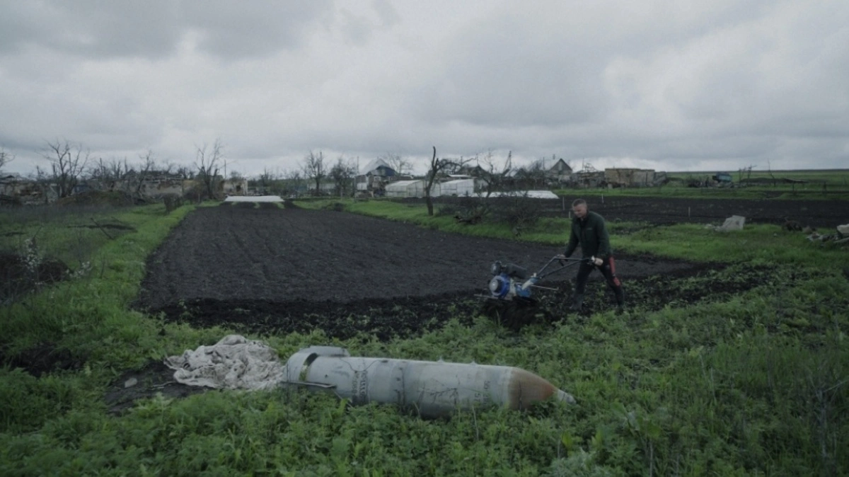 "Normaler Alltag": Ein Mann beackert sein Feld neben einer Bombe | "Normaler Alltag": Ein Mann beackert sein Feld neben einer Bombe
