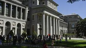 Touri-Schlange vor dem Prado in Madrid | Touri-Schlange vor dem Prado in Madrid