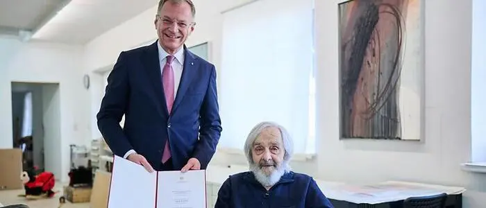 Neo-Ehrenzeichenträger Arnulf Rainer (rechts) mit LH Thomas Stelzer | Neo-Ehrenzeichenträger Arnulf Rainer (rechts) mit LH Thomas Stelzer