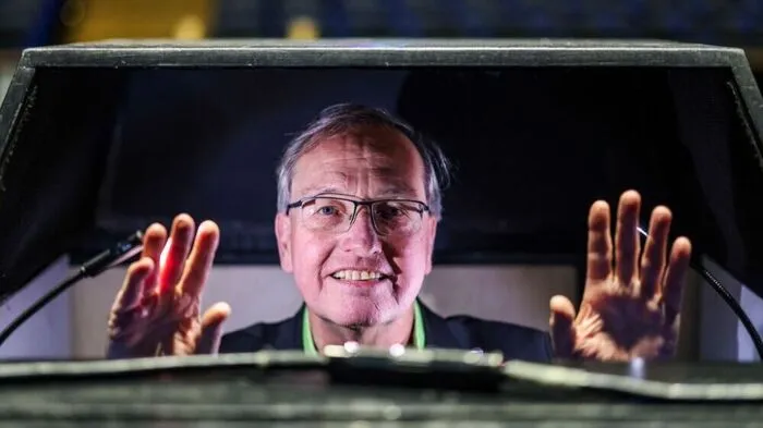 Uwe Sandner in seinem Kasten | Uwe Sandner in seinem Kasten