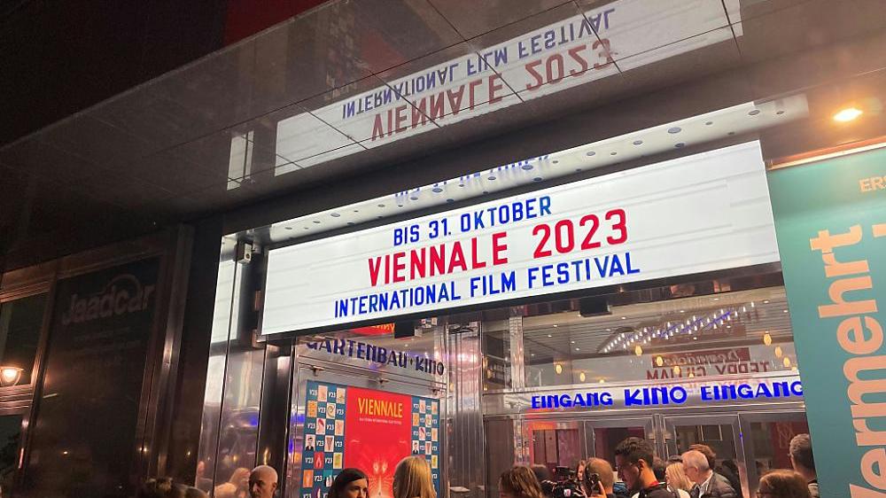 Ausverkaufte Vorstellungen, großes Gedränge im Gartenbaukino: Bis 31. Oktober ist Wien Filmhauptstadt | Auf der Leuchtreklame des Gartenbaukinos steht bis 31. Oktober „Viennale 2023“ 